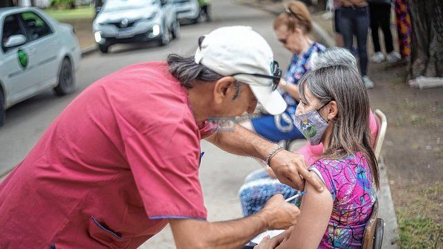 Por el aumento de casos de Covid-19, son más las personas que quieren vacunarse en Paraná.