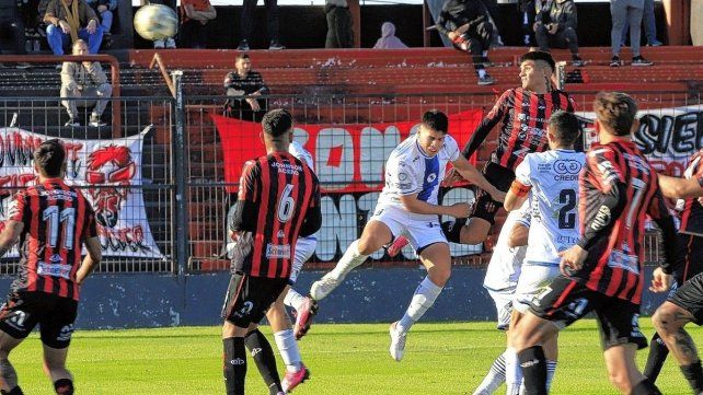 Gabriel Díaz gana en lo alto para establecer el empate transitorio de Patronato. Gabriel Díaz gana en lo alto para establecer el empate transitorio de Patronato.