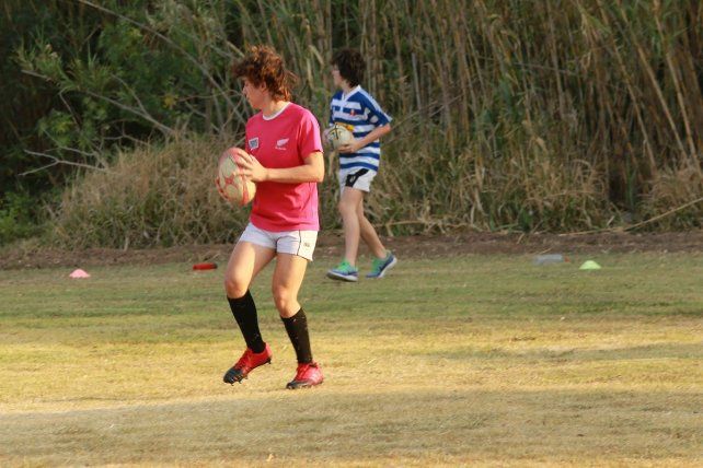 El protocolo indica que los entrenamientos de rugby se realizan con 10 chicos por cancha