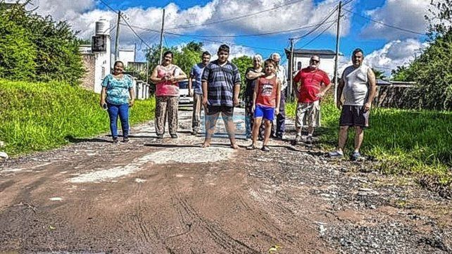 Vecinos reclaman asfalto y mejoras