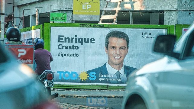 La campaña electoral se limita al despliegue de afiches en la vía pública.