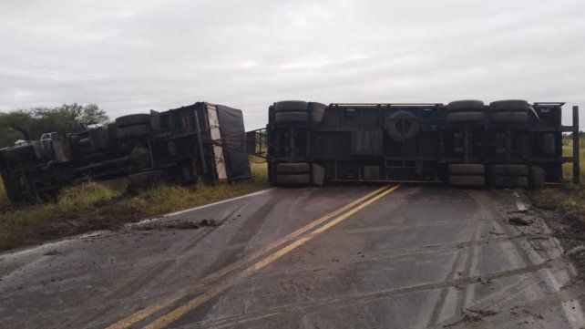 Un camión volcó sobre la Ruta N° 6 y su conductor salió ileso. Un camión volcó sobre la Ruta N° 6 y su conductor salió ileso.