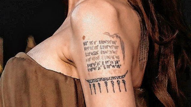 Angelina Jolie se borró el tattoo que le había dedicado a su exesposo.