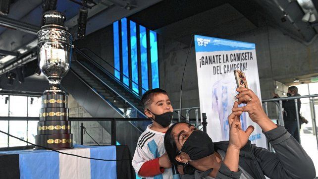 La réplica de la Copa América es furor en el barrio de Messi