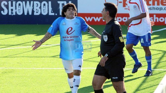 Maradona reclamando un fallo al juez Claudio Martín