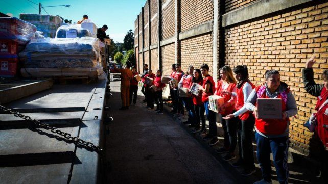 Voluntarios de la Cruz Roja ayudando en Concordia. Voluntarios de la Cruz Roja ayudando en Concordia.