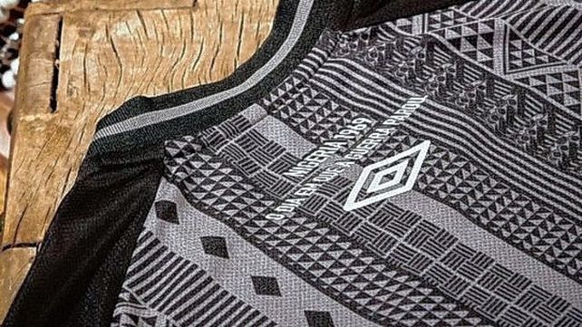 Camiseta del Santos, edición especial en reconocimiento al "día en que Pelé paró una guerra"