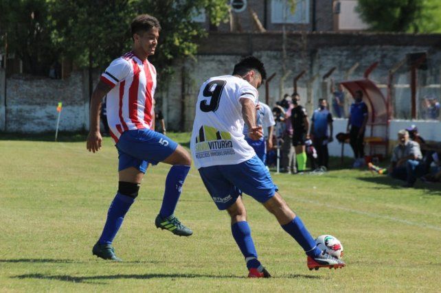 Renzo Morato de San Benito tratando de cortar el avance de Instituto. Foto/Esteban Bonsi de Minuto a Minuto