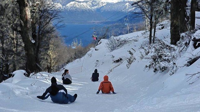 Bariloche es un destino tradicional para los viajes de egresados. Bariloche es un destino tradicional para los viajes de egresados.