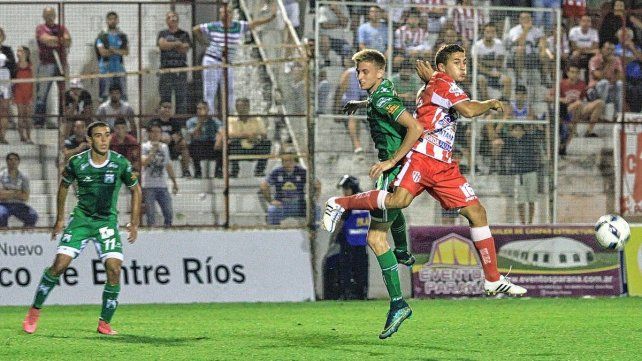 Martín Ojeda, de frente, en el estadio Pedro Mutio. Martín Ojeda, de frente, en el estadio Pedro Mutio.