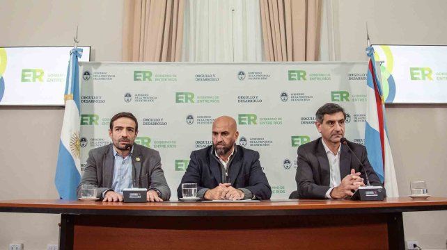 Mariano Gallegos (centro) y Ricardo García (der.), presidente y vice de Oser, respectivamente. A la izquierda, el ministro de Salud Daniel Blanzaco. Mariano Gallegos (centro) y Ricardo García (der.), presidente y vice de Oser, respectivamente. A la izquierda, el ministro de Salud Daniel Blanzaco.