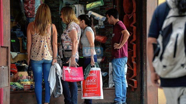 Para Navidad la gente pregunta precios antes de comprar Para Navidad la gente pregunta precios antes de comprar