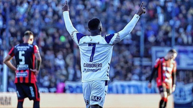 Carbonero festejando el gol que le da la victoria a Gimnasia contra Patronato en El Bosque Platense.