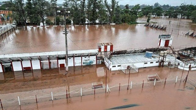 La cancha de Libertad de Concordia bajo agua. La cancha de Libertad de Concordia bajo agua.