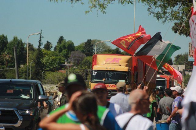 El corte no fue en toda la calzada, lo que permitió entregar volantes. Fotografía: gentileza Brian Panizza El corte no fue en toda la calzada, lo que permitió entregar volantes. Fotografía: gentileza Brian Panizza