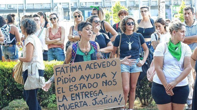 La Asamblea de Mujeres recordó el femicidio de Fátima Acevedo, quien fue estrangulada y arrojada a un aljibe por su expareja. La Asamblea de Mujeres recordó el femicidio de Fátima Acevedo, quien fue estrangulada y arrojada a un aljibe por su expareja.
