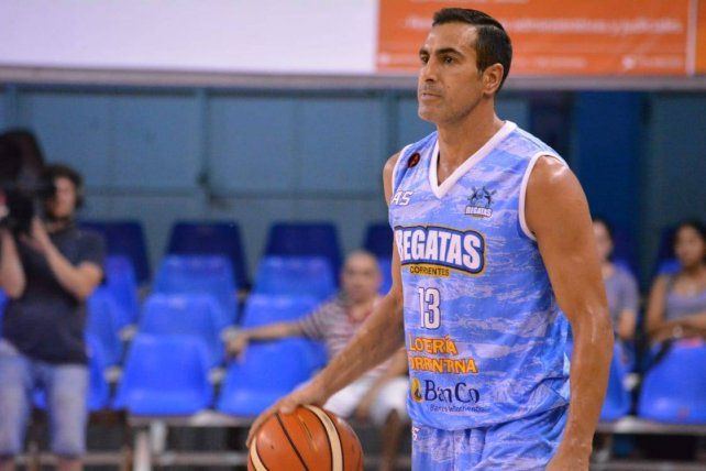 Paolo Quinteros con la camiseta de Regatas en la Liga Nacional y Recordó a Maradona con dos terribles fotos