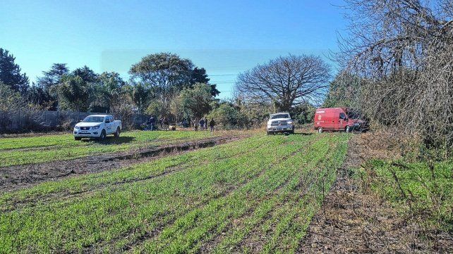 Personal de la División Investigaciones de la Policía de Entre Ríos trabajaba este lunes por la mañana en calle Montiel al 3.350 de Paraná