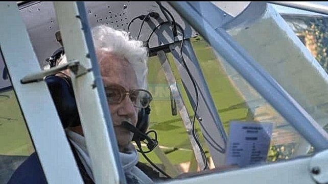 En acción. En el año 2018 visitó el Aeroclub Islas del Ibicuy y se subió a una máquina para sobrevolar los cielos.