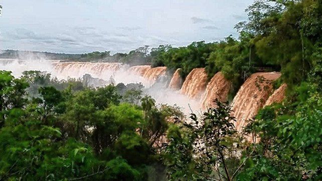 Las cataratas presentan un caudal extraordinario Las cataratas presentan un caudal extraordinario