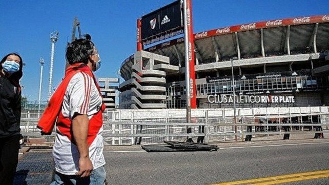 Las elecciones para decidir el 25to. presidente de la historia del Club Atlético River Plate empezaron esta mañana con 50.481 socios habilitados para votar en 80 mesas distribuidas en diferentes sectores del estadio Monumental.