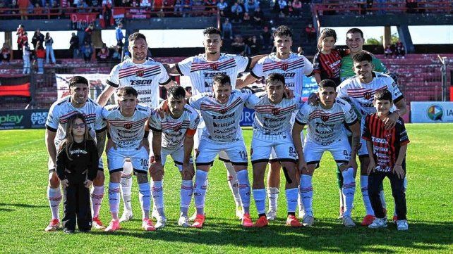 El 11 de Patronato que celebró la victoria el domingo en el estadio Grella ante Deportivo Maipú. El 11 de Patronato que celebró la victoria el domingo en el estadio Grella ante Deportivo Maipú.