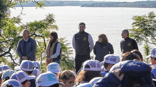 Jura. El presidente de Parques Nacionales encabezó la jura por el ambiente de 12 escuelas con un total de 362 alumnos. Jura. El presidente de Parques Nacionales encabezó la jura por el ambiente de 12 escuelas con un total de 362 alumnos.