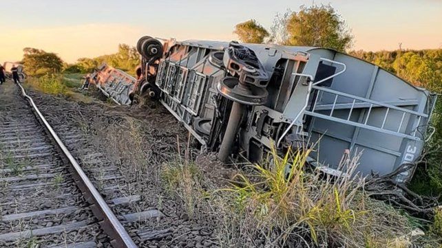Un tren que transportaba trigo volcó este martes cerca del puente Zárate-Brazo Largo.