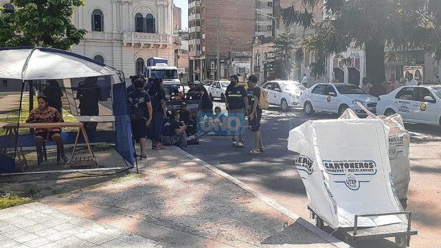 Recicladores del Paraná se reunieron en Plaza Mansilla e invitaron a vecinos a llevar materiales reciclables, ante la presentación de la ley de Envases al Congreso.
