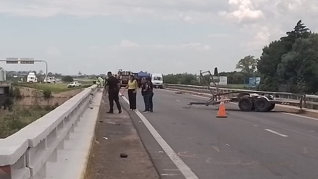 El camión cayó al vacío desde el puente de Arroyo del Medio. El camión cayó al vacío desde el puente de Arroyo del Medio.
