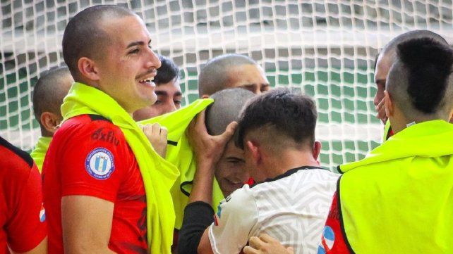 Paraná derrotó a Ushuaia por penales. Paraná derrotó a Ushuaia por penales.