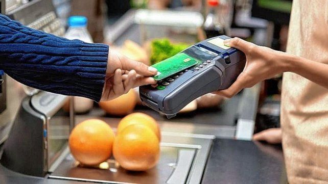 Mucha gente usa la tarjeta de crédito para compras cotidianas