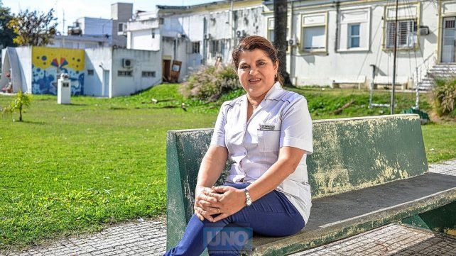 Con gran vocación, Carina es enfermera hace 35 años