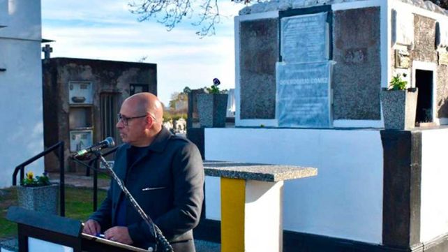 Autoridades municipales recordaron la figura de Gomez durante la ceremonia en el cementerio.