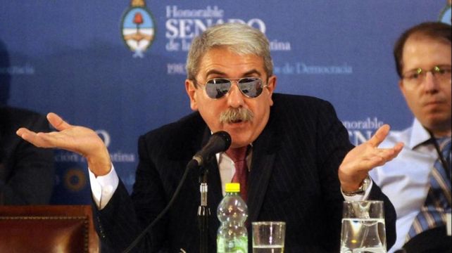 El verdadero ex funcionario plagiado por el estafador.