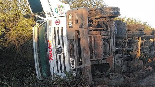 El camión tumbó por el mal estado de la ruta provincial 41.