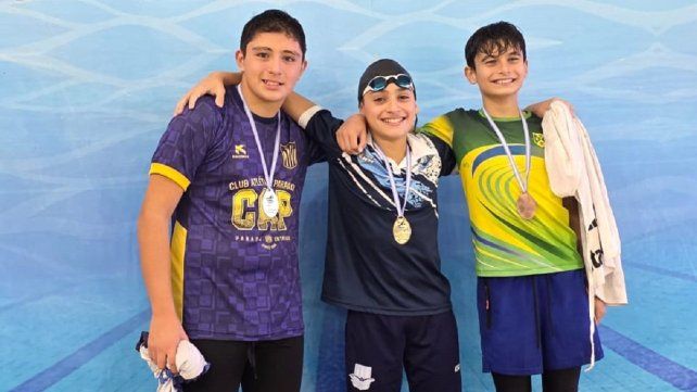 Román Retamar (izquierda) y los demás nadadores en el podio. Román Retamar (izquierda) y los demás nadadores en el podio.