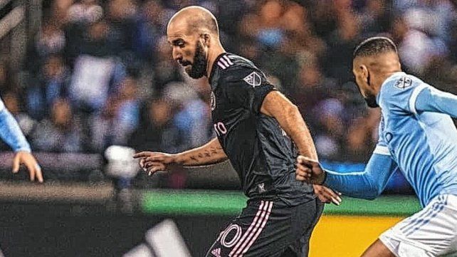 El delantero argentino Gonzalo Higuaín jugó formalmente su último partido.