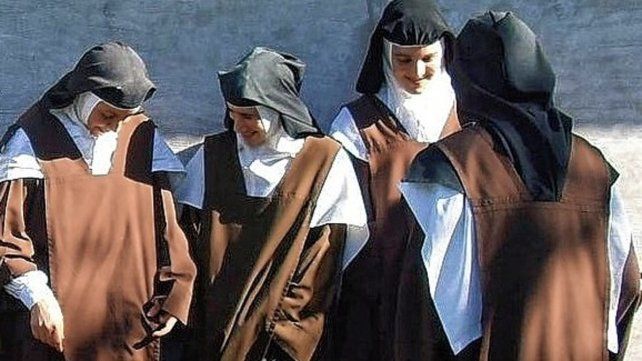 Las Carmelitas. Son religiosas de vida contemplativa, donde sus votos no son solo perpetuos, sino solemnes.