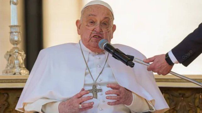 El papa Francisco se mostró ante los fieles de sorpresa en medio de su larga convalecencia El papa Francisco se mostró ante los fieles de sorpresa en medio de su larga convalecencia