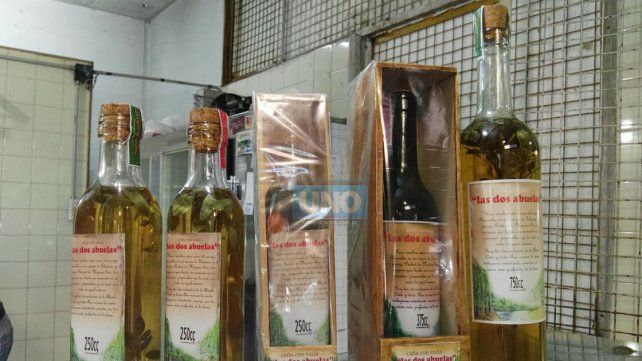 Las botellas expuestas en el puesto 21 de la feria de Salta y Nogoyá