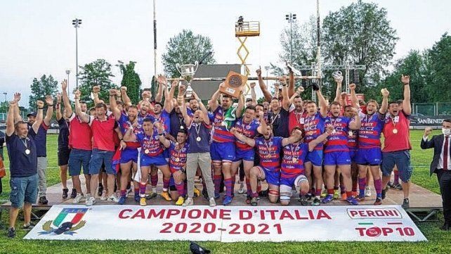 El equipo de Rovigo celebra la corona luego de vencer a Padova por 23 a 20.