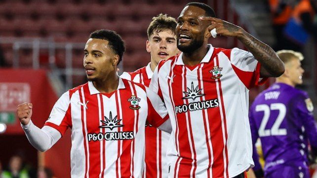Expulsaron a Southampton de los playffos para ascender a la Premier League por filmar prácticas rivales Expulsaron a Southampton de los playffos para ascender a la Premier League por filmar prácticas rivales