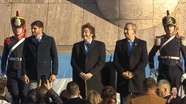 El presidente Javier Milei junto al gobernador Maximiliano Pullaro y al intendente de Rosario, Pablo Javkin. El presidente Javier Milei junto al gobernador Maximiliano Pullaro y al intendente de Rosario, Pablo Javkin.