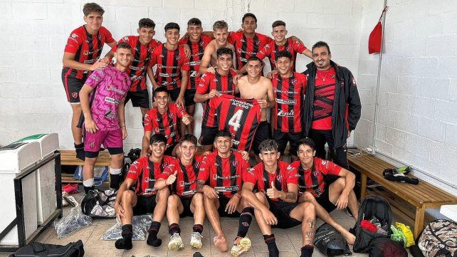 El plantel de cuarta división de Patronato celebrando la victoria en el vestuario del predio de Tristán Suárez.