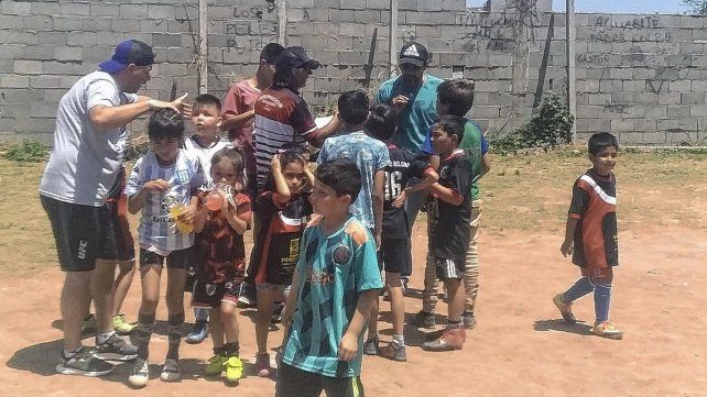 En el barrio Padre Kolbe, Defensores del Chapu contiene a más de 40 chicos.