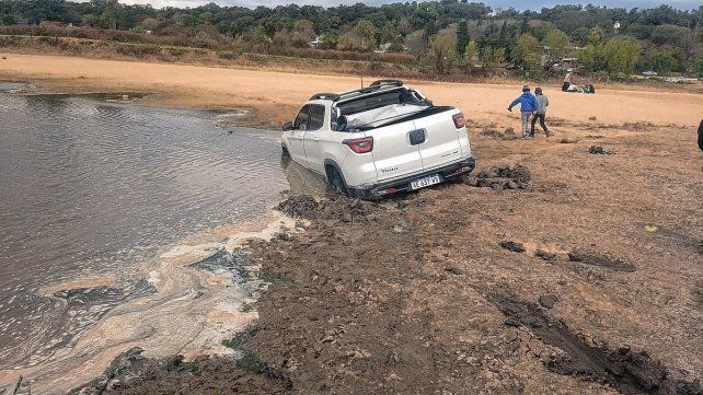 Diamante: camioneta empantanada en Paraje Las Jaulas