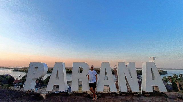 Miguel es colombiano y visitó Paraná, adonde llegó pedaleando