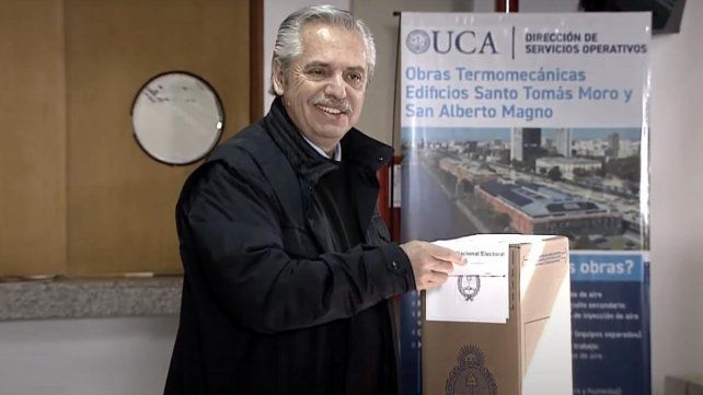 Alberto Fernández, emitiendo su voto en el balotaje 2023. Alberto Fernández, emitiendo su voto en el balotaje 2023.