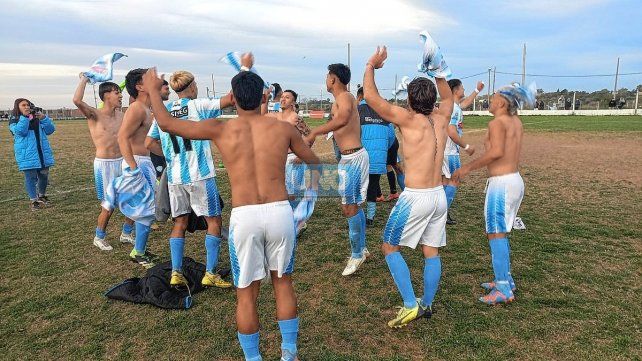 Belgrano se consagró campeón de la liga paranaense de fútbol. Belgrano se consagró campeón de la liga paranaense de fútbol.